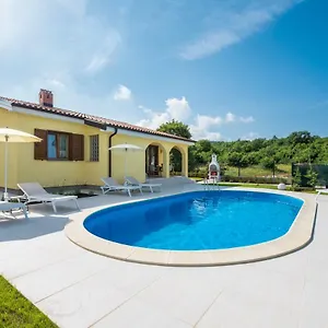 Carmela Villa